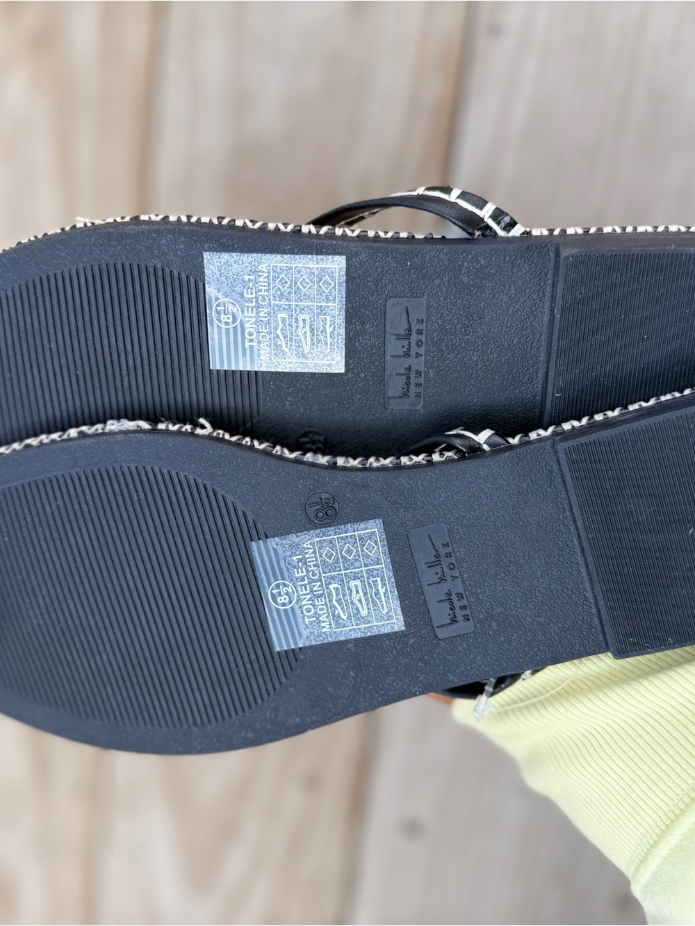 Nicole Miller Black Flip Flops with White Whipstitch Trim NWOT - Picture 4 of 4